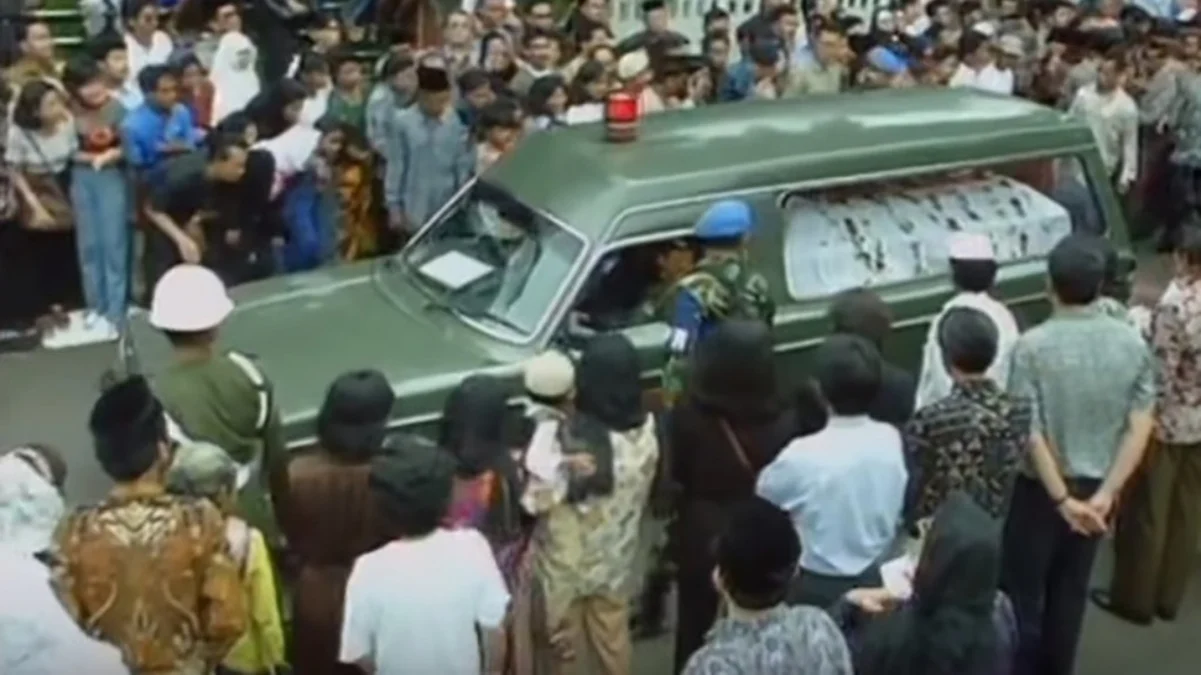 Iringan mobil jenazah dalam prosesi pemakaman Tien Soeharto pada 29 April 1996. FOTO/Youtube