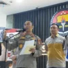 Kadiv Humas Polri Irjen Sandi Nugroho menunjukkan foto pemeriksaan Saka Tatal terkait kasus Vina Cirebon pada