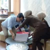 Penyidik Direktorat Reserse Kriminal Umum (Ditreskrimum) Polda Jawa Barat menyerahkan dokumen berkas kasus pem