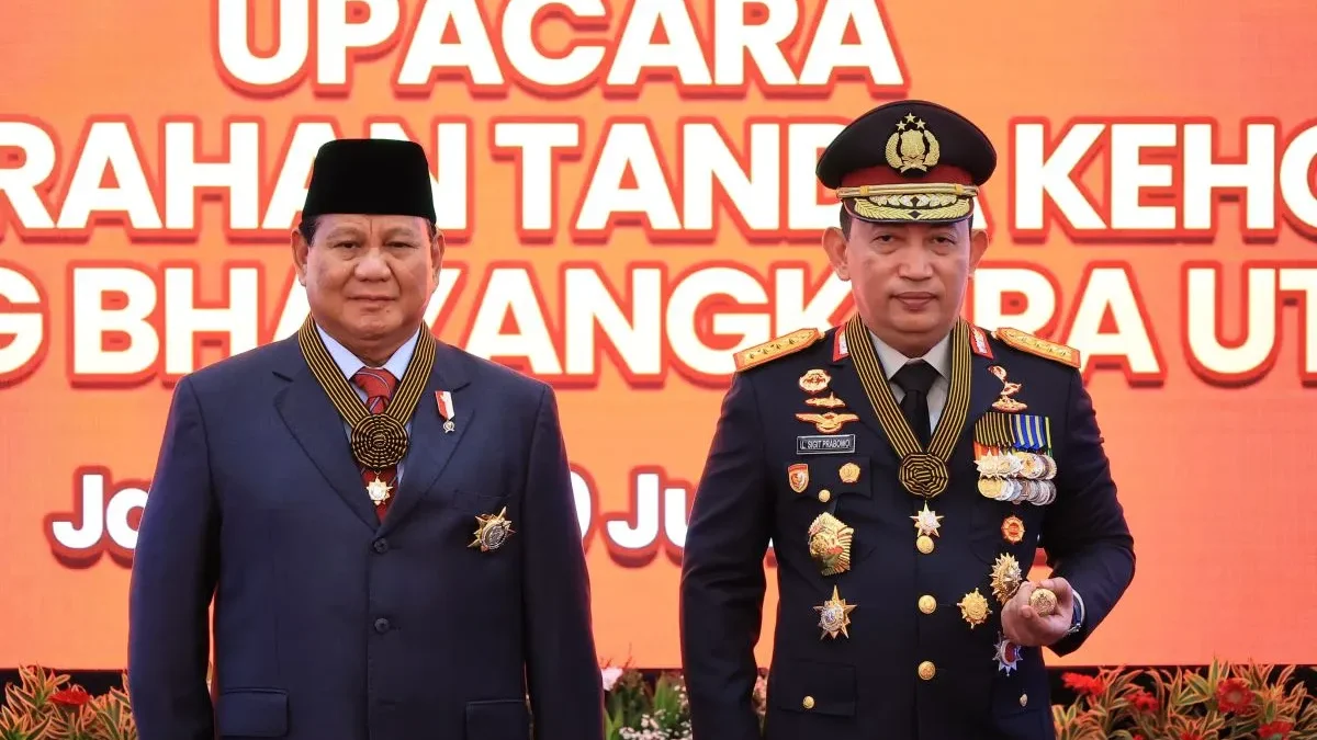Menhan Prabowo Subianto dan Kapolri Jenderal Pol. Listyo Sigit Prabowo berfoto usai acara anugerah Bintang Bha