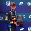 Pemenang pole position Pembalap Red Bull asal Belanda Max Verstappen berpose dengan penghargaan pole position