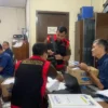 Tim Pidsus Kejaksaan Negeri Kota Cirebon saat menggeledah Kantor Perumda Bank Cirebon. (Foto: IST)