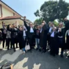 Saka Tatal bersama Tim Kuasa Hukumnya di Pengadilan Negeri Cirebon, Rabu (24/7)