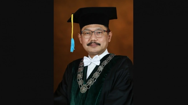 Prof. Dr. Budi Santoso, dr., Sp.OG (K) adalah Dekan Fakultas Kedokteran (FK) Universitas Airlangga (UNAIR) (Do