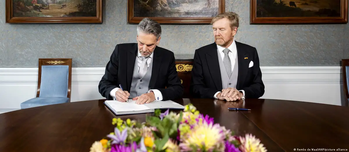Dick Schoof menandatangani Dekrit Kerajaan dengan Raja Willem-Alexander di Istana Huis ten Bosch (Foto: Remko