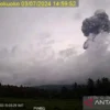 Lontaran abu erupsi Gunung Ibu di Pulau Halmahera, Maluku Utara, Rabu (3/7/2024). (ANTARA/HO-PVMBG)