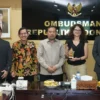 Ketua Ombudsman RI Mokhammad Najih didampingi Wakil Ketua Ombudsman RI Bobby Hamzar Rafinus dan Anggota Ombuds