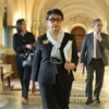 Menteri Luar Negeri RI Retno Marsudi mengenakan syel keffiyeh khas Palestina saat akan membacakan opini hukum
