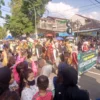 Terlihat peserta kirab dari Kecamatan Sidomukti tampak warga asing turut menjadi peserta kirab budaya Hari Ula