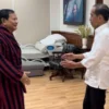 Prabowo Subianto (kanan) bertemu dengan Presiden Joko Widodo usai operasi presiden terpilih baru-baru ini. Fot