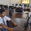 Siswa Sekolah Menengah Atas (SMA) tengah belajar menggunakan komputer (Foto: Antara/Adeng Bustami)